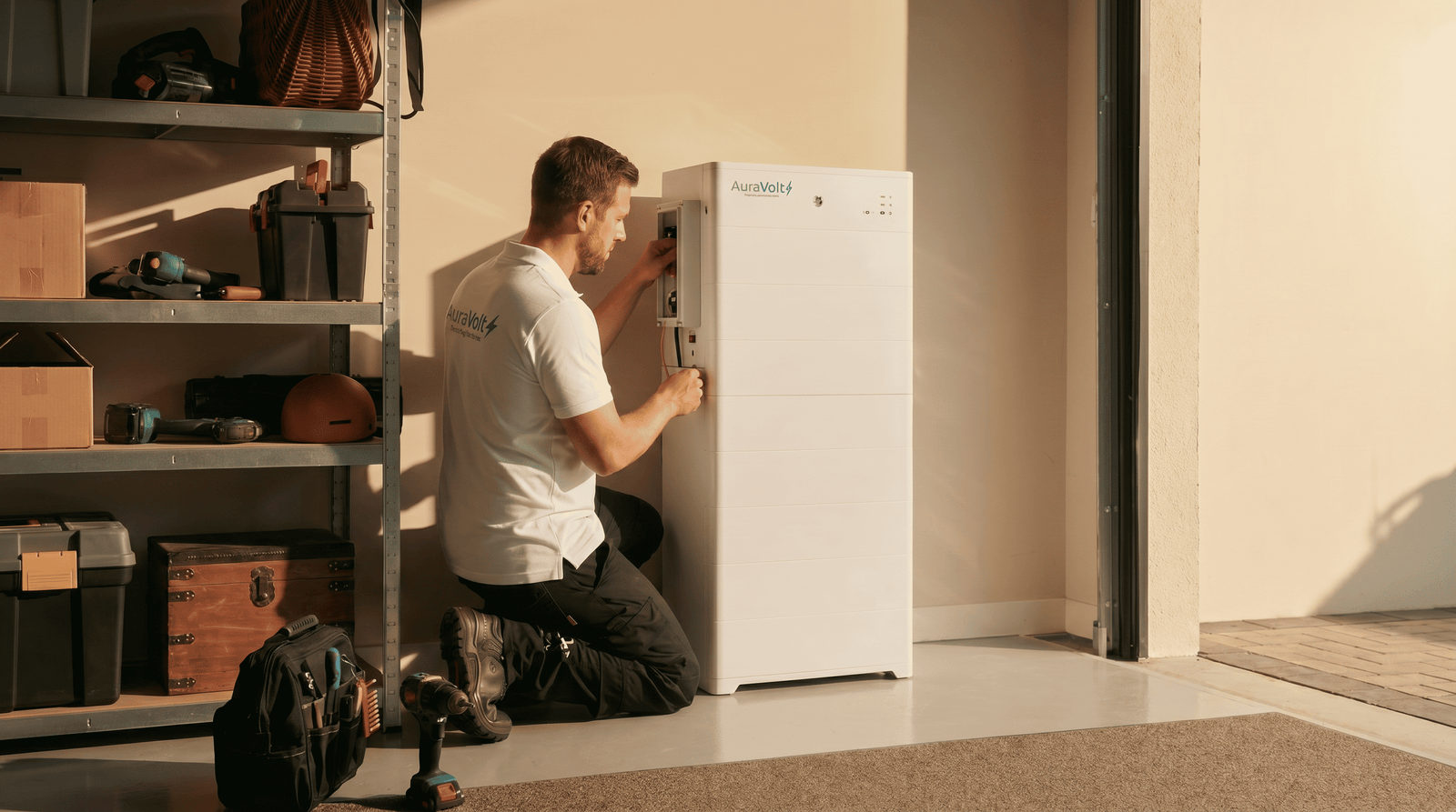AuraVolt personeel installeert een thuisbatterij